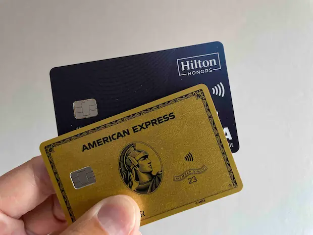 Diese beiden Kreditkarten reichen: Mit der Hilton Honors und der Amex Gold Kreditkarte maximierst du deine Punkte.